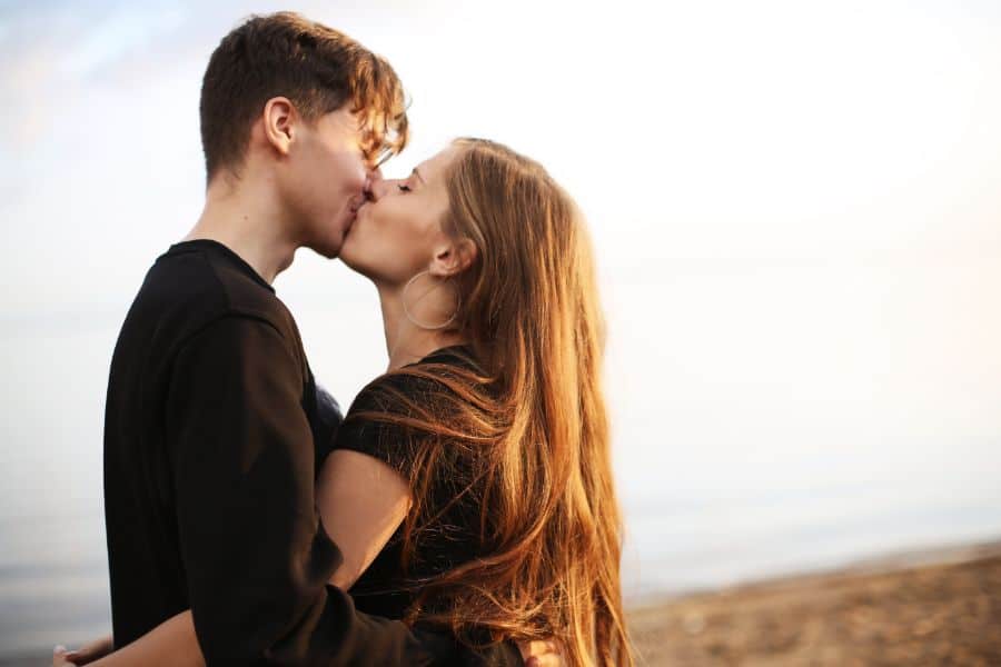 dream about kissing someone