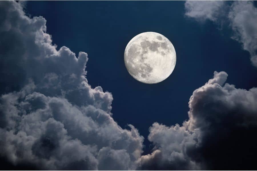 dreaming of moon meaning