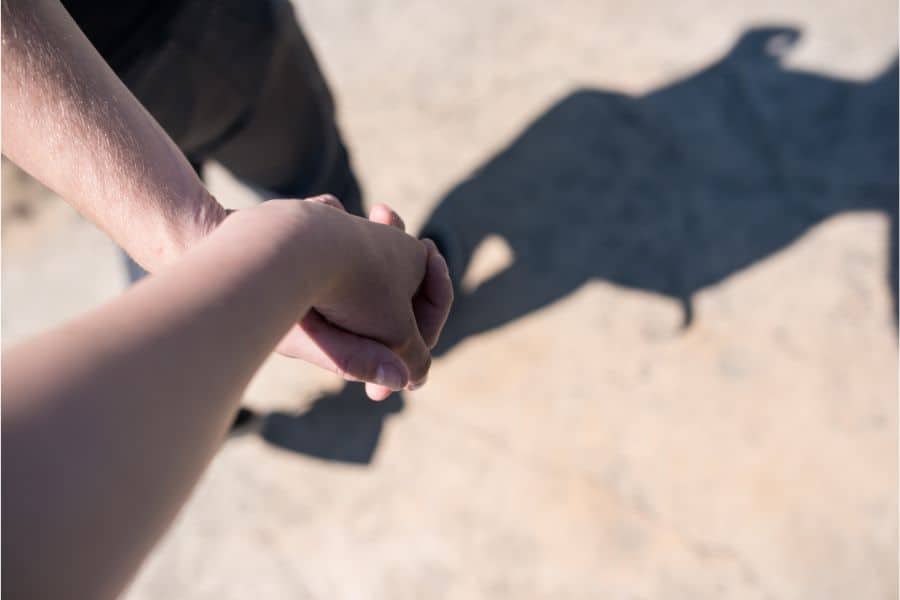 holding hands dream meaning